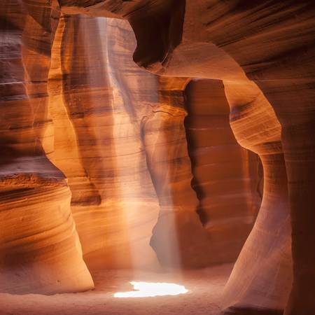 ANTELOPE CANYON Fascinante columna de luz