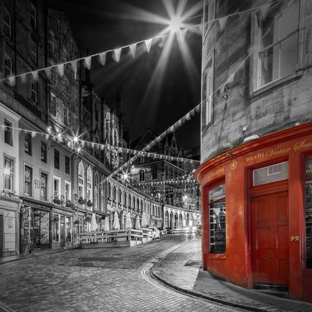 Encantadora impresión de la noche en West Bow, calle Victoria - Colorkey