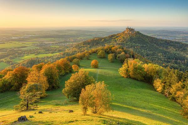 Blick vom Zeller Horn zur Burg Hohenzollern im Herbst de Michael Valjak