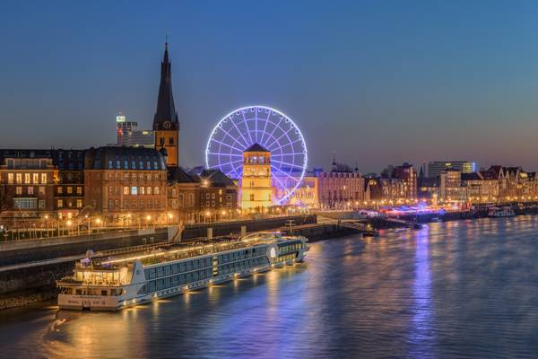 Düsseldorfer Altstadt mit Riesenrad de Michael Valjak