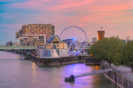 Blick zum Rheinauhafen in Köln mit Riesenrad am Abend