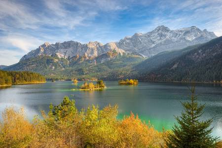 Herbst am Eibsee mit Blick zur Zugspitze