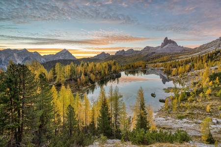 Herbst am Lago Federa in den Dolomiten