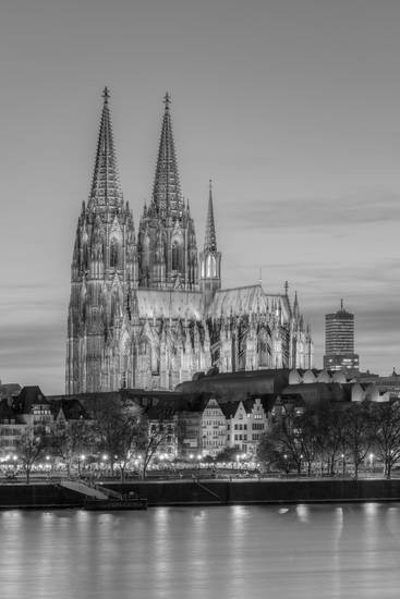 Kölner Dom am Abend schwarz-weiß