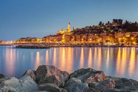 Menton an der Côte d\\\\\\\'Azur in Frankreich am Abend