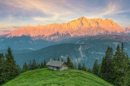 Schellalm in Bayern vor dem Zugspitzmassiv