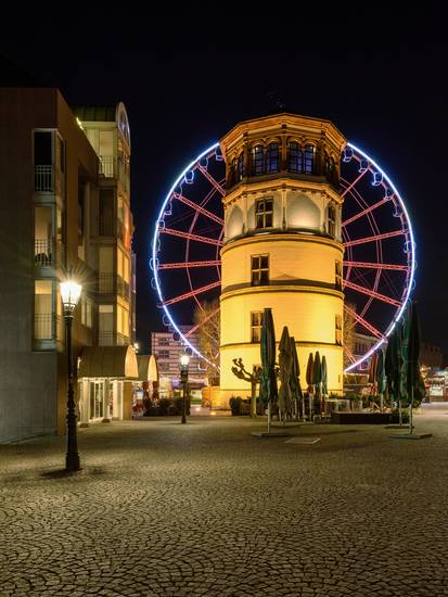 Schlossturm in Düsseldorf und rotes Riesenrad