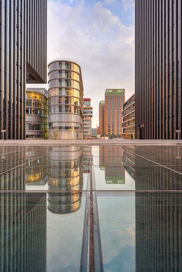 Spiegelung im Medienhafen Düsseldorf