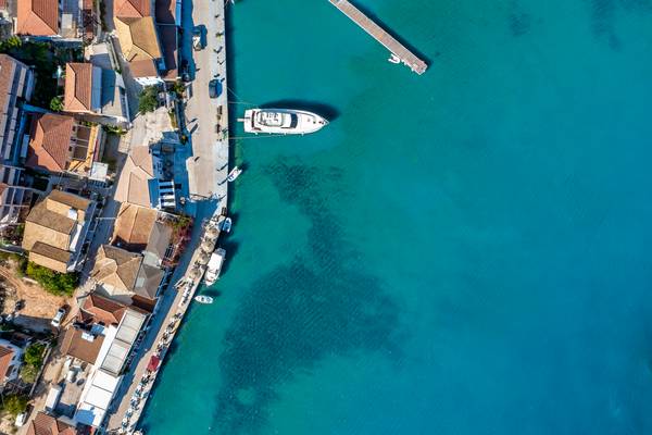 Boot im Port von Sivota. Insel Lefkada in Griechenland. Mediterran de Miro May