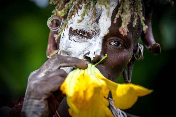 Frau Porträt, Suri / Surma Stamm in Omo Valley, Äthiopien, Afrika de Miro May