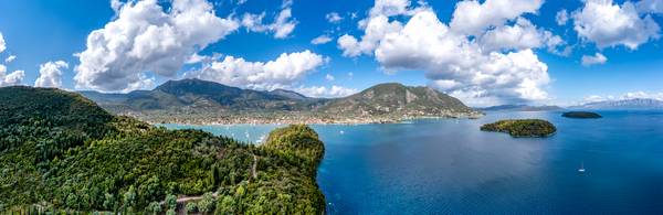 Nydri aus der Vogelperspektive. Ein Hafenort im Süden der Ionischen Insel Lefkada, Griechenland de Miro May