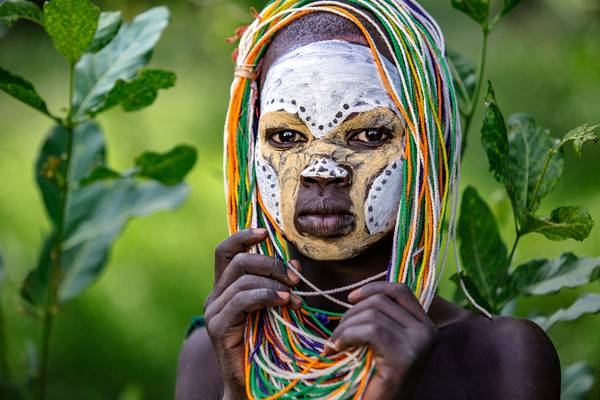 Porträt junges Mädchen aus dem Suri / Surma Stamm in Omo Valley, Äthiopien, Afrika de Miro May