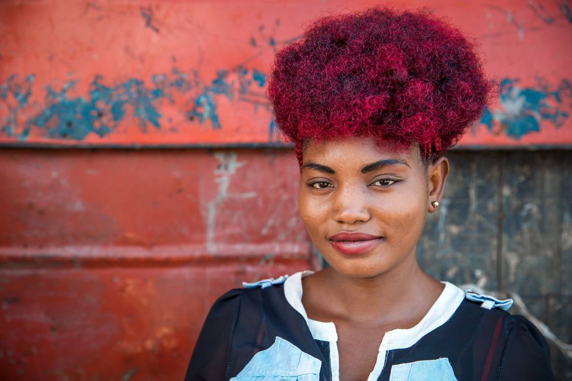 Redhead, Portrait Frau Rote Haare in Nairobi, Kenia, Kenya de Miro May