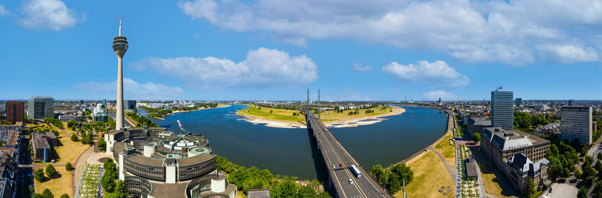 Rheinkniebrücke in Düsseldorf Panorama de Miro May