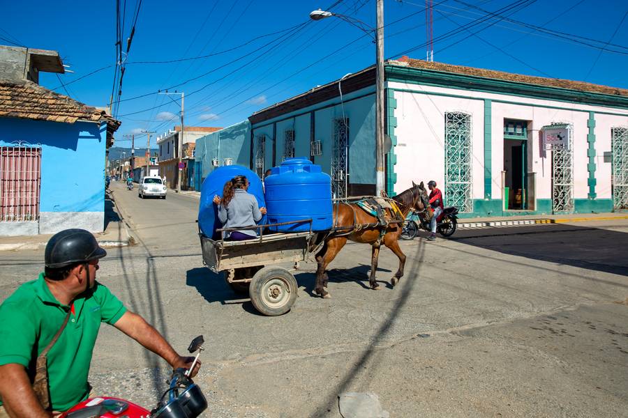 Straßenkreuzung in Trinidad, Cuba II de Miro May