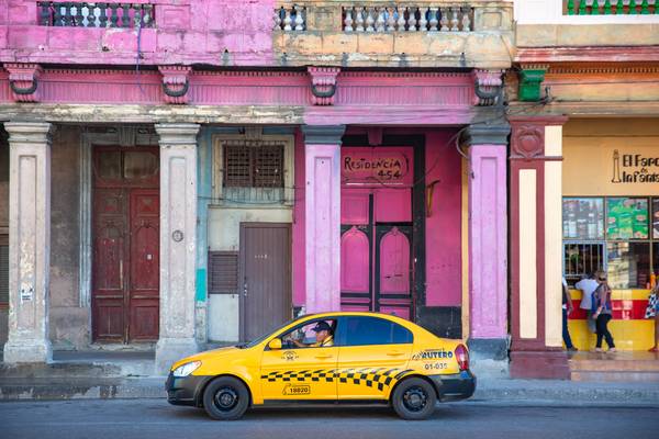 Taxi in Havana, Cuba. Street in Havanna, Kuba. de Miro May