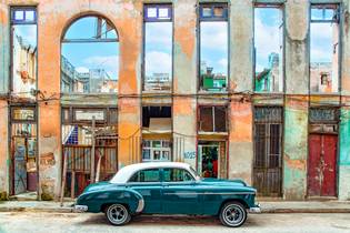 Fachada de la casa y coche clásico