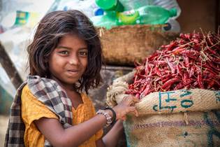 La niña y los chiles en Bangladesh, Asia