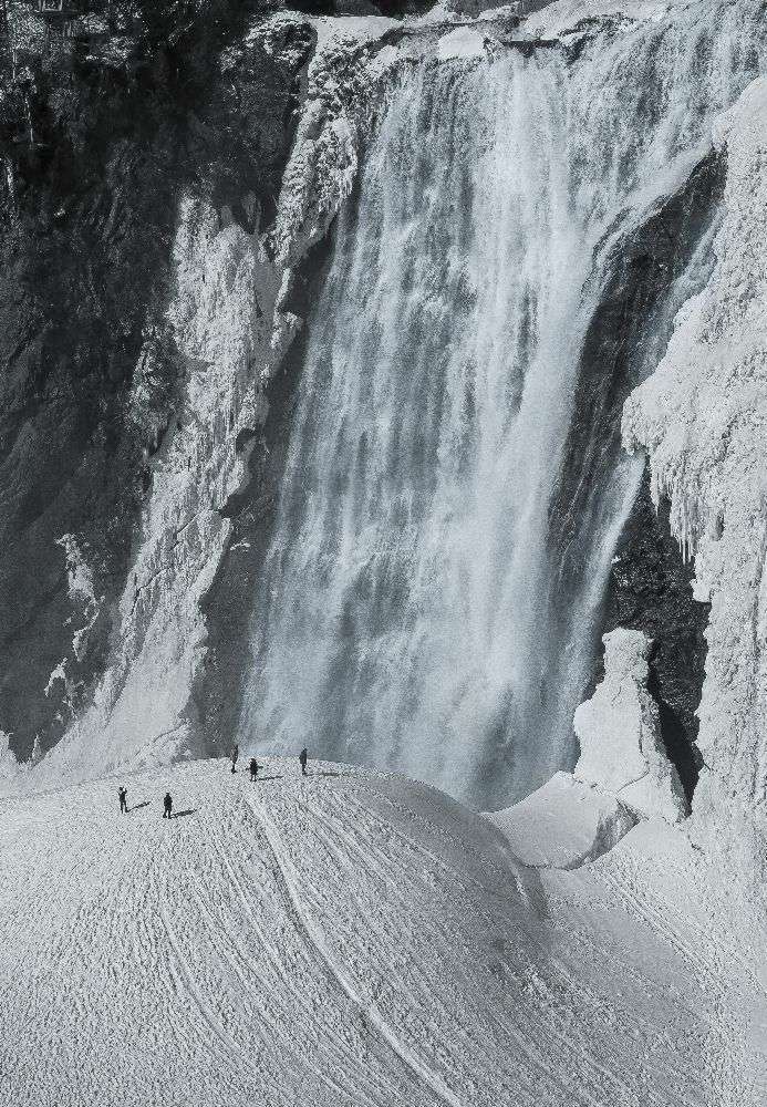 The smallness of man against nature de Miroslaw