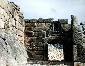 View of the Lion Gateway at the entrance to the palace (photo)