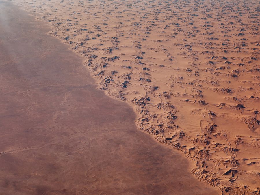 Blick auf die Sahara Wüste in Afrika aus dem Flugzeug de Laura Nenz