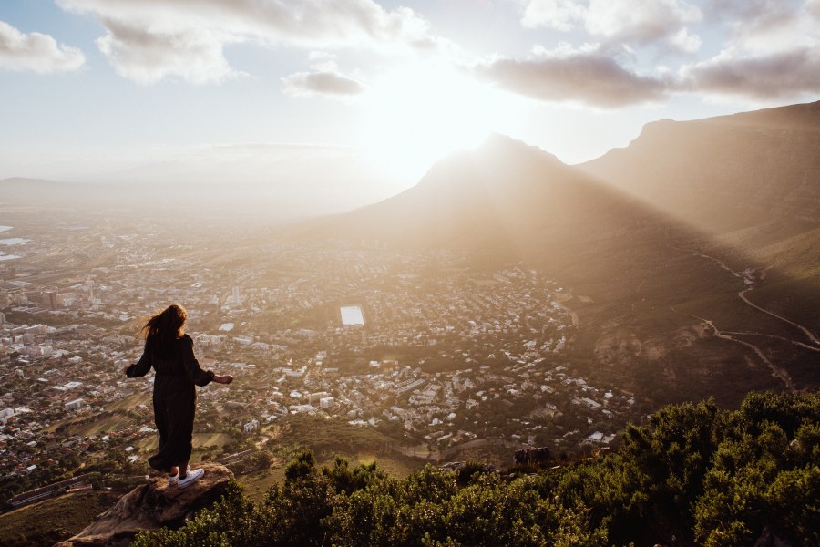 Sonnenaufgang über Kapstadt auf dem Lions Head mit einer Frau de Laura Nenz