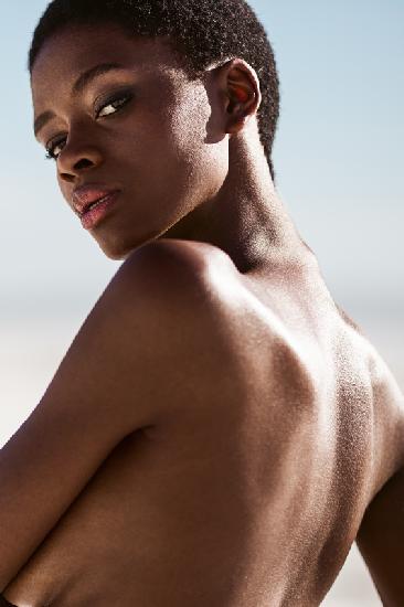 Mujer en la playa de Noordhoek, cerca de Ciudad del Cabo