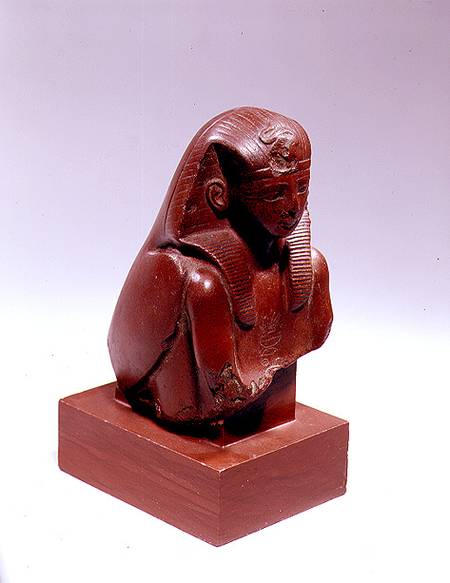 Statue of a Pharaoh in the guise of a falcon, possibly Tuthmosis III of Amenophis II de New Kingdom Egyptian