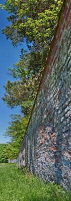 Alte Mauer in hochformatigem Weitwinkel