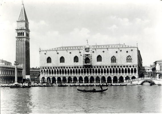 View of Palazzo Ducale and the Campanile of S. Marco (b/w photo) de 