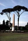 View of the garden, detail of the obelisk (photo)