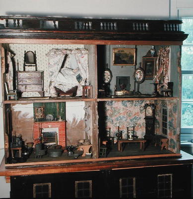 English Doll's House with original contents and wallpaper, c.1800 de 