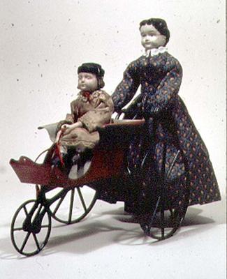 31:Walking doll with carriage de 