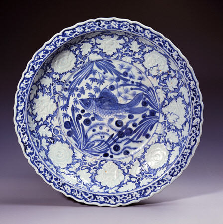 A Highly Important Yuan Blue And White Large ''Fish'' Dish de 
