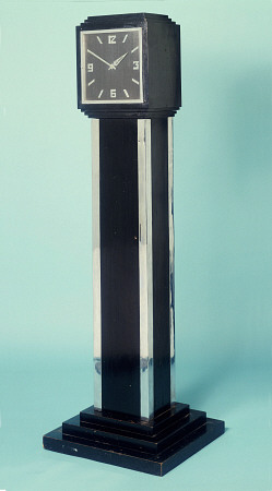 An Art Deco Ebonised Cocktail Cabinet - In The Form Of A Long Case Clock de 