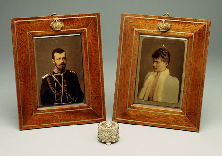 A Pair Of Hand-Colored Photos Of Tsar Nicholas II & Alexandra, Circa 1900 And A Cylindrical Bowentie de 