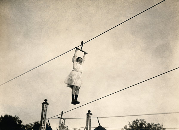 Niños jugando en el teleférico en el parque de Berlín.  de 