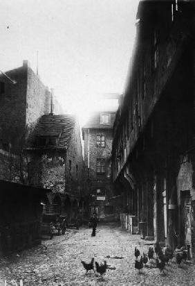 View of courtyard, Kroegelhof / c.1910