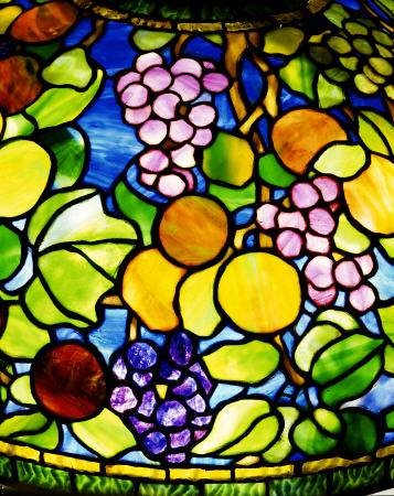 Detail From The Shade Of An Important ''Fruit'' Leaded Glass And Bronze Table Lamp de 