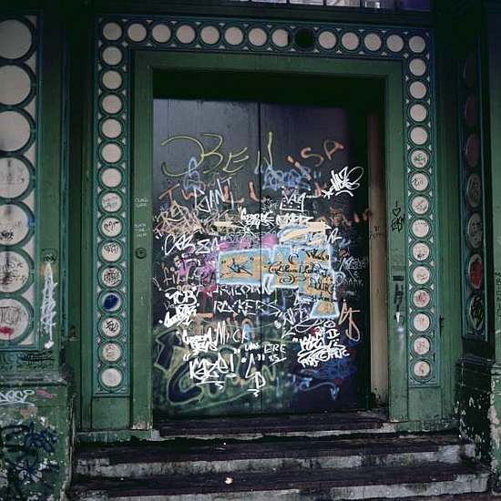 Doors with graffiti de 