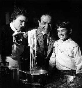 famille preparant des spaghetti et du poisson repas nourriture family preparing fish and pasta casse