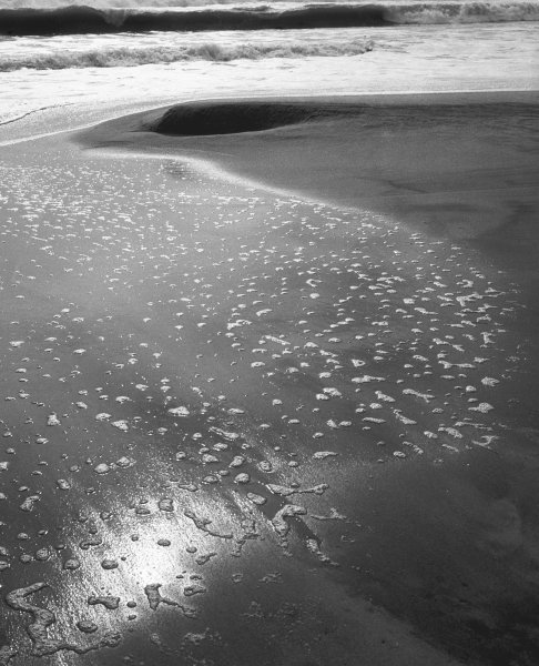 Foam on sand, Porbandar (b/w photo)  de 