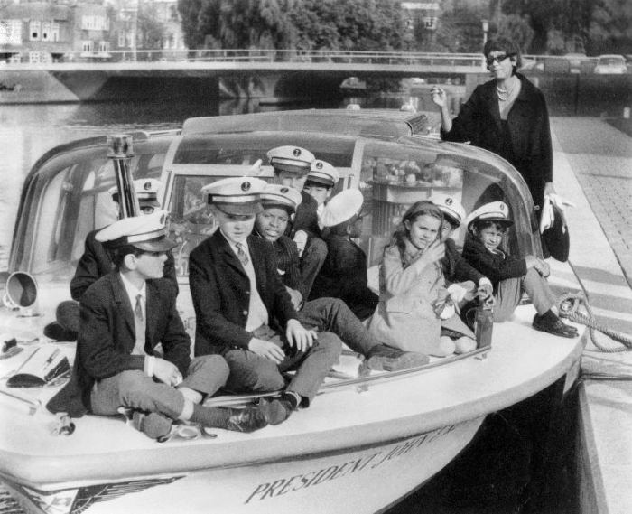 Josephine Baker and her children on a boat in Amsterdam de 