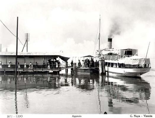 Landing-Stage, the Lido, c.1910 (b/w photo) de 