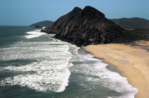 Meandering mountains running close to sea (photo)  de 