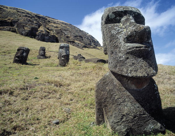 Monolithic Statues at Rano Raraku Quarry, c.1000-1600 (photo)  de 