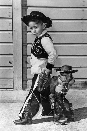 Neg:64518PL Un jeune cow boy et le singe savant au far West