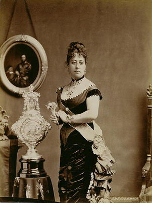 Queen Emma (1836-85) (sepia photograph) de 