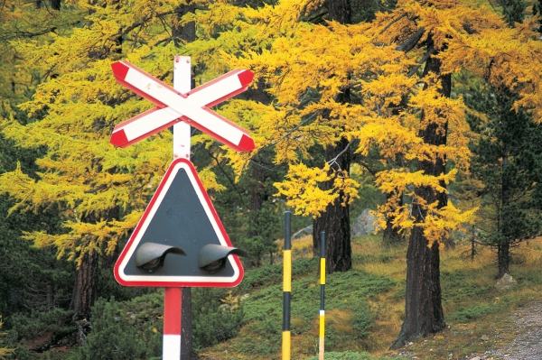 Railway sign board and trees in background (photo)  de 