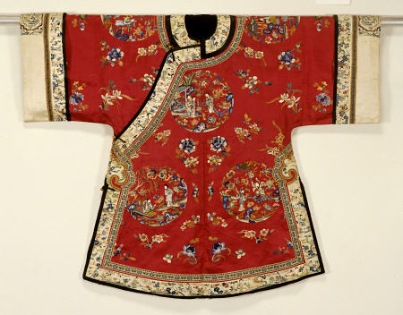 Raspberry-Ground Embroidered Silk Jacket, Late 19th Century de 